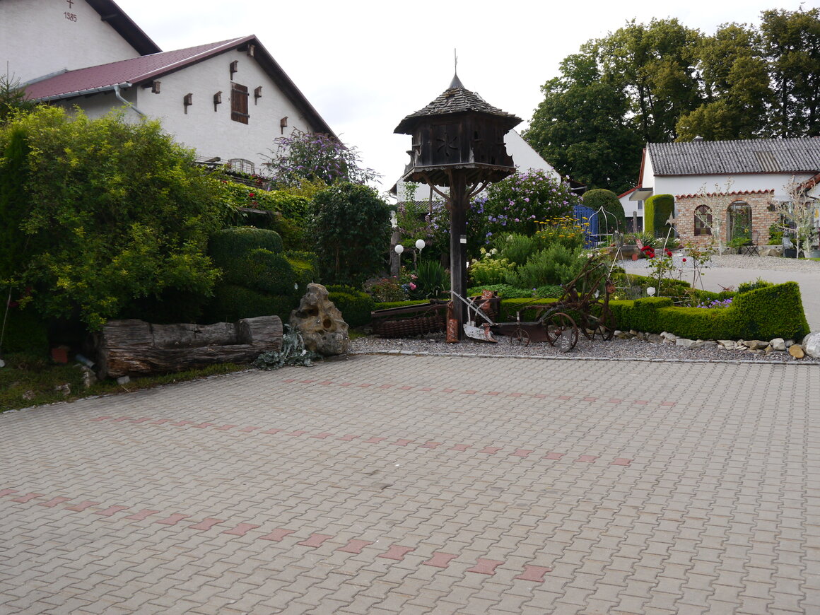 Parkplätze im Hof der Pension