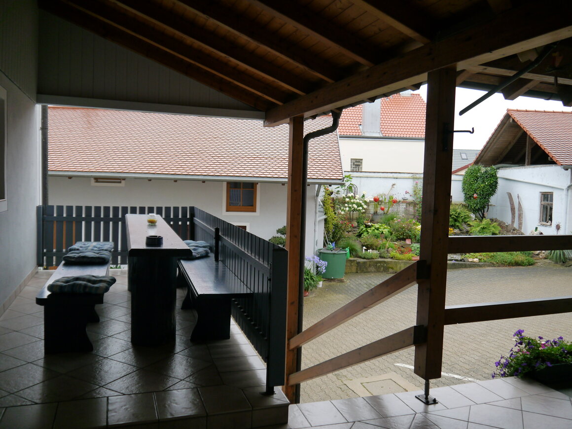 Kaffee-Ecke mit Tassen und Wasserkocher